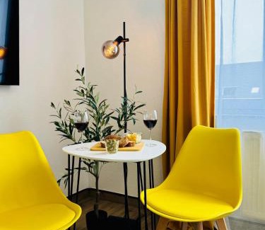 Bielefeld Apartment | Black&Yellow Apartment Bielefeld 24h Check in WLAN Parkplatz ÖPNV