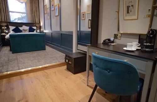 Earl's Court Hotel | Blackbird