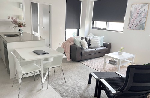 Monash Apartment | Blackdiamond 504 - Beautiful modern 2bd/2bth apartment + pool, spa, sauna access