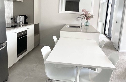 Monash Apartment | Blackdiamond 504 - Beautiful modern 2bd/2bth apartment + pool, spa, sauna access