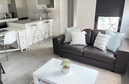 Monash Apartment | Blackdiamond 504 - Beautiful modern 2bd/2bth apartment + pool, spa, sauna access