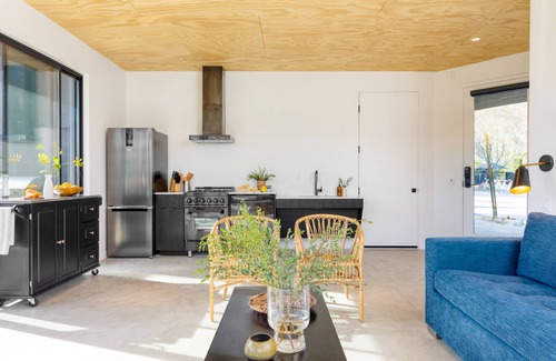 Downtown Palm Springs Hotel | Blackhaus A Suite by AvantStay | Modern Spaces