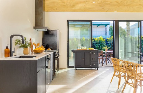 Downtown Palm Springs Hotel | Blackhaus B Suite by AvantStay | Modern Spaces