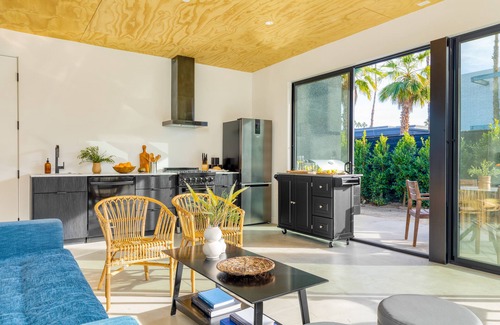 Downtown Palm Springs Hotel | Blackhaus B Suite by AvantStay | Modern Spaces