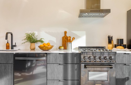 Downtown Palm Springs Hotel | Blackhaus B Suite by AvantStay | Modern Spaces