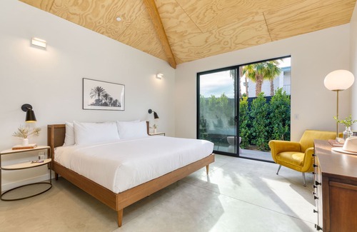 Downtown Palm Springs Hotel | Blackhaus B10 by AvantStay | Modern Room + Pool