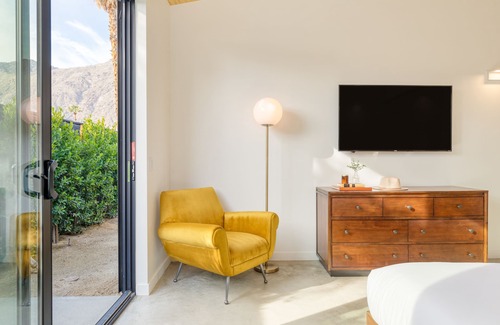 Downtown Palm Springs Hotel | Blackhaus B10 by AvantStay | Modern Room + Pool