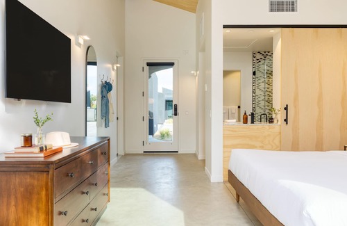 Downtown Palm Springs Hotel | Blackhaus B10 by AvantStay | Modern Room + Pool
