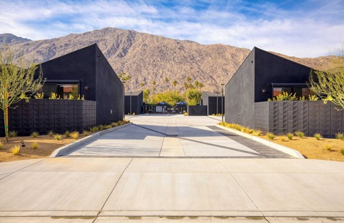 Downtown Palm Springs Apartment | Blackhaus C: 4 Bedroom Suite by Avantstay 4-room Retreat