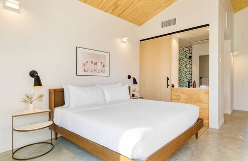 Downtown Palm Springs Hotel | Blackhaus D16 by AvantStay | Modern Room + Pool