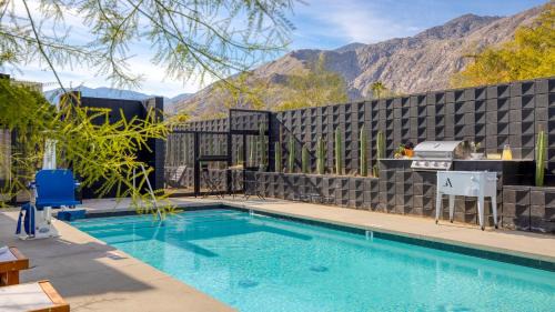 Downtown Palm Springs Hotel | Blackhaus Full Buyout by AvantStay 16-Room Hotel