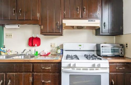 York House | Blackjack's Bungalow King Queen WD Full Kitchen Wifi Desk