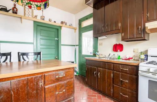 York House | Blackjack's Bungalow King Queen WD Full Kitchen Wifi Desk