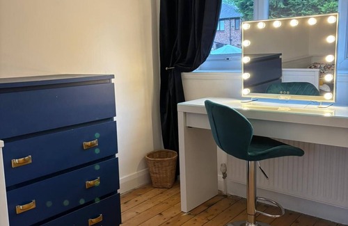 Manchester House | Blackley Rustic Gem: A Manchester Suburb Hideaway. 3 bedrooms, pets friendly.