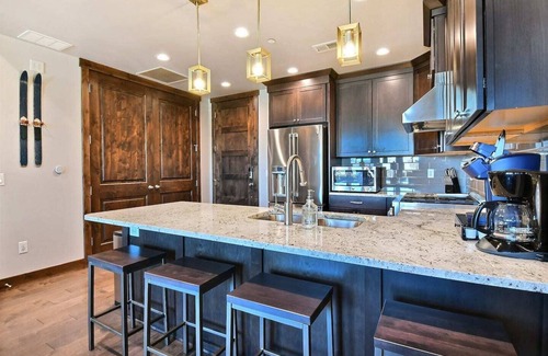 Park City Condo | Blackstone Beauty. Modern Condo, Walk to Slopes-AC-Hot Tub-Pool-Fitness Room!