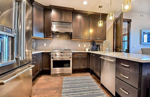 Park City Condo | Blackstone Beauty. Modern Condo, Walk to Slopes-AC-Hot Tub-Pool-Fitness Room!