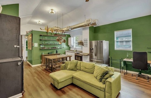 North Charleston Apartment | Blackstone Retreat -Sophisticatedly Vibrant 2 Bedroom House in North Charleston