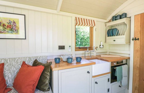 South Leigh Cottage | BLACKTHORN, with pool in Witney