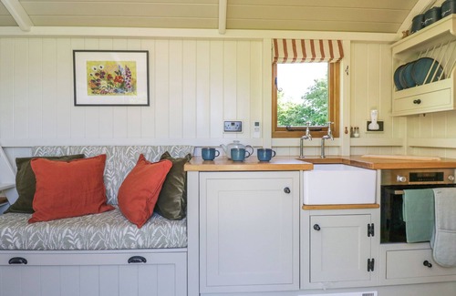 South Leigh Cottage | BLACKTHORN, with pool in Witney