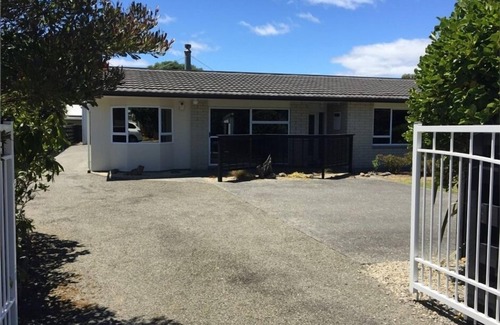 Waikanae House | Blair Holiday Home, Waikanae Beach