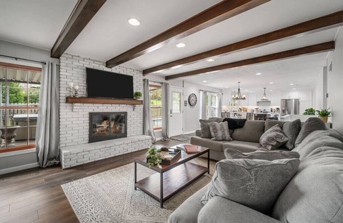 Creve Coeur House | Blair's Pool House - Creve Couer Hot Tub Game Room
