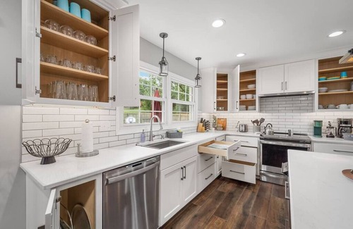 Creve Coeur House | Blair's Pool House - Creve Couer Hot Tub Game Room