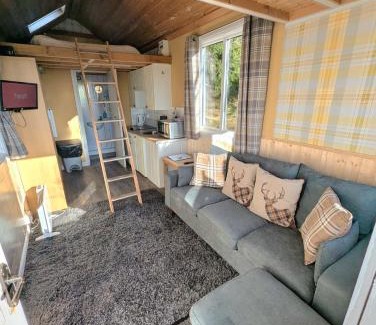 Kelty Cabin | Blair Tiny House with Private Hot Tub - Fife - Loch Leven - Lomond Hills