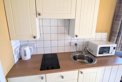 Kelty Cabin | Blair Tiny House with Private Hot Tub - Fife - Loch Leven - Lomond Hills