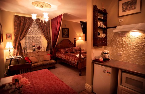 Deloraine Apartment | Blakes Manor Self Contained Heritage Accommodation