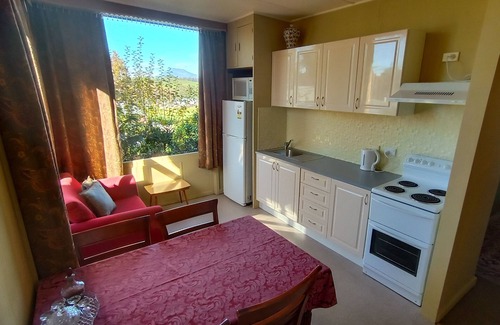 Deloraine Apartment | Blakes Manor Self Contained Heritage Accommodation