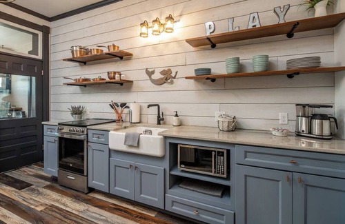 Port Clinton Apartment | “Blame Jaime” downtown, the heart of all the fun!