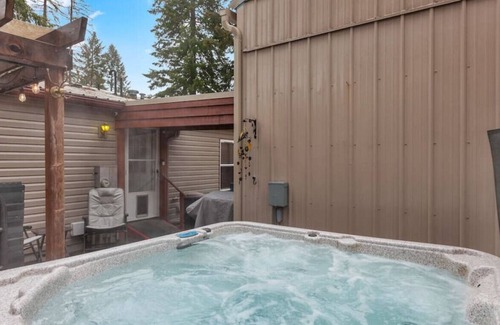 Bayview House | Blanchette Property · 4 Season Bayview Getaway/ Bayview/Hot tub/Fishing