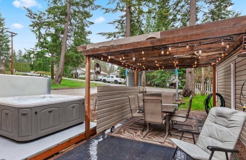 Bayview House | Blanchette Property · 4 Season Bayview Getaway/ Bayview/Hot tub/Fishing