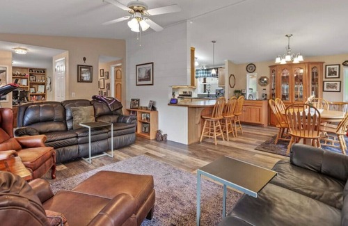 Bayview House | Blanchette Property · 4 Season Bayview Getaway/ Bayview/Hot tub/Fishing