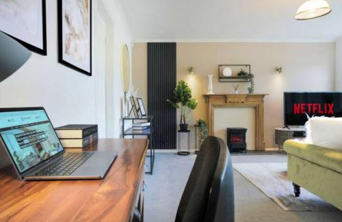 Wyken House | Blandford House with Free Parking, Fast Wifi, Smart TV with Netflix and Private Garden by Yoko Property