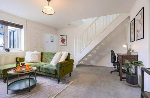 Wyken House | Blandford House with Free Parking, Fast Wifi, Smart TV with Netflix and Private Garden by Yoko Property
