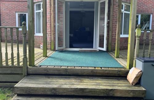 Blaydon on Tyne Apartment | BlaydonBurn - Sleeps 4 5 - Parking - HotTub - Yard