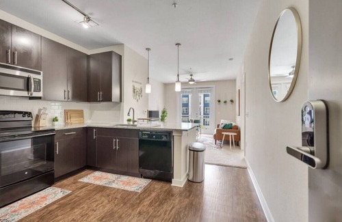 Courier City - Oscawana Apartment | Bleecker 1-430 · Luxury king suite - POOL - GYM - FREE parking - H