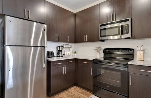 Courier City - Oscawana Apartment | Bleecker 1-430 · Luxury king suite - POOL - GYM - FREE parking - H