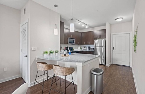 Courier City - Oscawana Apartment | Bleecker room 116 · Luxury king suite! Pool | gym | FREE parking | A