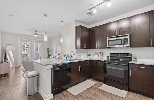Courier City - Oscawana Apartment | Bleecker room 116 · Luxury king suite! Pool | gym | FREE parking | A