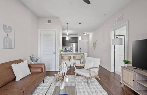 Courier City - Oscawana Apartment | Bleecker room 116 · Luxury king suite! Pool | gym | FREE parking | A