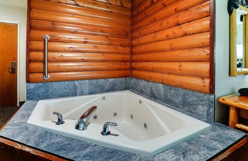 Peoria Hotel | Blend of Rustic Chic & Comfort Just off I-74 in Peoria, Free Parking | 2 Units