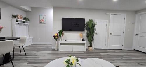 Northeast Edmonton Bed & Breakfast | Bleniel Place - Stylish Basement Suite with Wi-Fi Netflix & Parking
