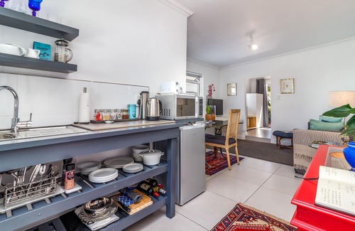 Franschhoek Cottage | Bleu Cobalt Cottage is a lovely and private self-catering cottage.