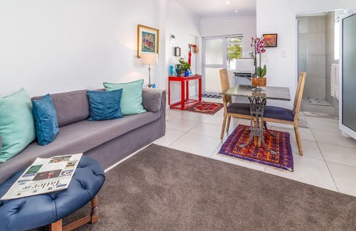 Franschhoek Cottage | Bleu Cobalt Cottage is a lovely and private self-catering cottage.
