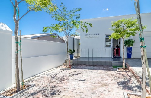 Franschhoek Cottage | Bleu Cobalt Cottage is a lovely and private self-catering cottage.
