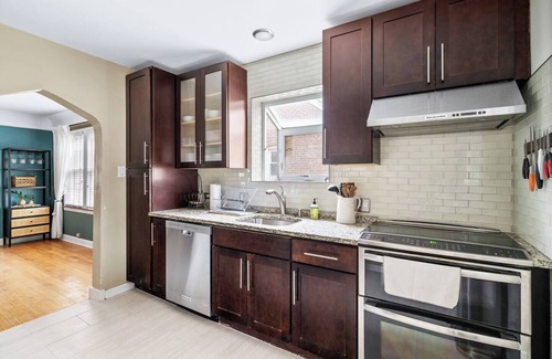 Brookfield House | Bliss in Brookfield - 5BR, 3BR