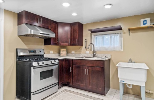 Brookfield House | Bliss in Brookfield - 5BR, 3BR