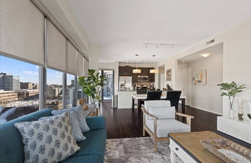 Evanston Apartment | "Bliss of Evanston" 180°view, 2BDR +2Bath UrbanLux